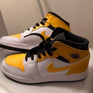 Nike Jordan Mids size 7 GS